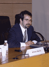 Arturo García Cobaleda speaking at a professional event